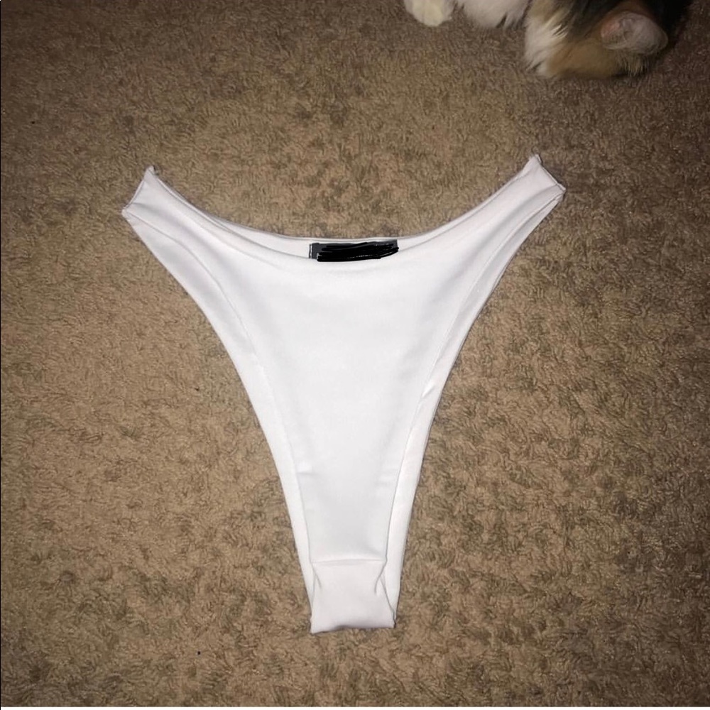 Size 4 bikini - Picture 2 of 2